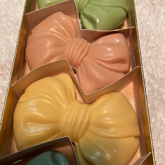 Avon. Vintage 6 cakes of soap. Bow shaped. NIB - Picture 6 of 9